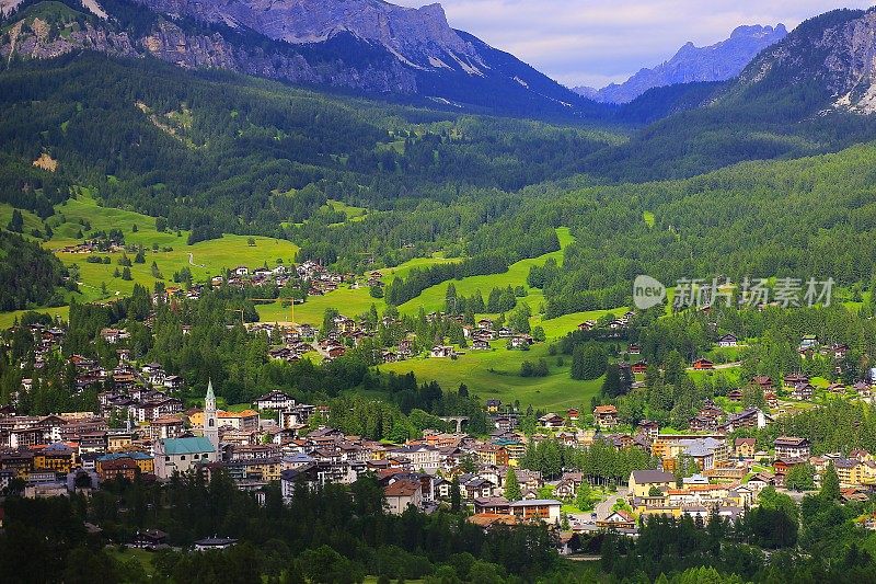 Cortina D?Ampezzo阿尔卑斯村庄全景，Dolomites，意大利泰洛阿尔卑斯